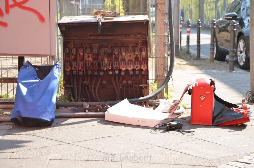 Einsatz BF Koeln Kran beruehrt Oberleitung DB Koeln Gremberg Taunusstr P074.JPG